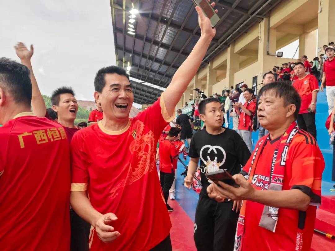 比赛氛围热烈，球员互相鼓劲争胜